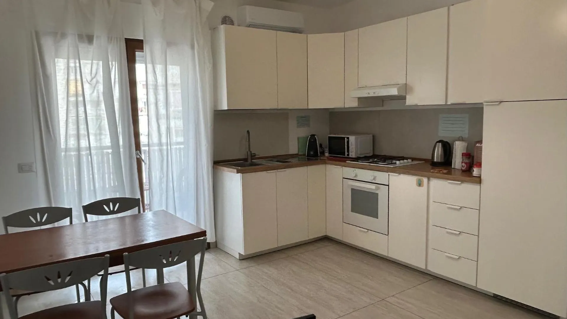 Central Modern Trilo Бари Италия